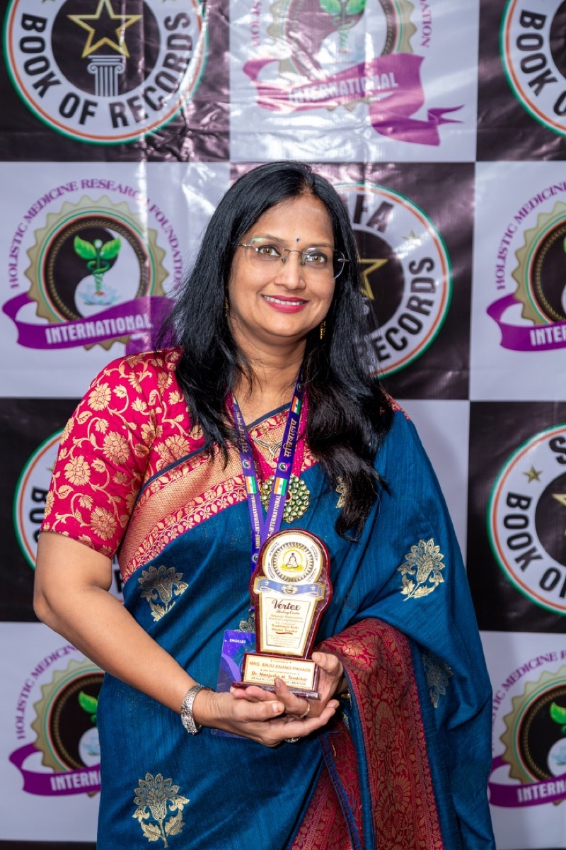 Anju Pahade receiving an award, honoured by the International Book of Records and Holistic Medicine Research Foundation